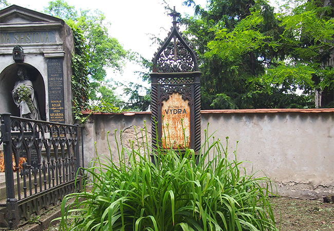 Pomník a hrobové místo Stanislava Vydry na Olšanských hřbitovech.
