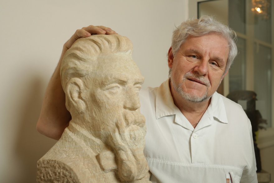 Profesor Zdeněk Krška na svém pracovišti s bustou významného chirurga Eduarda Alberta.