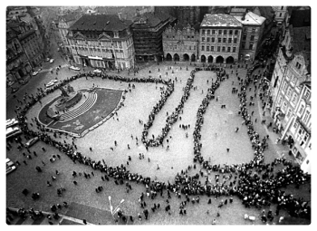 Lidé čekali téměř osm hodin, aby se mohli poklonit památce Jana Palacha, 24. leden 1969 (Foto: Miroslav Hucek)
